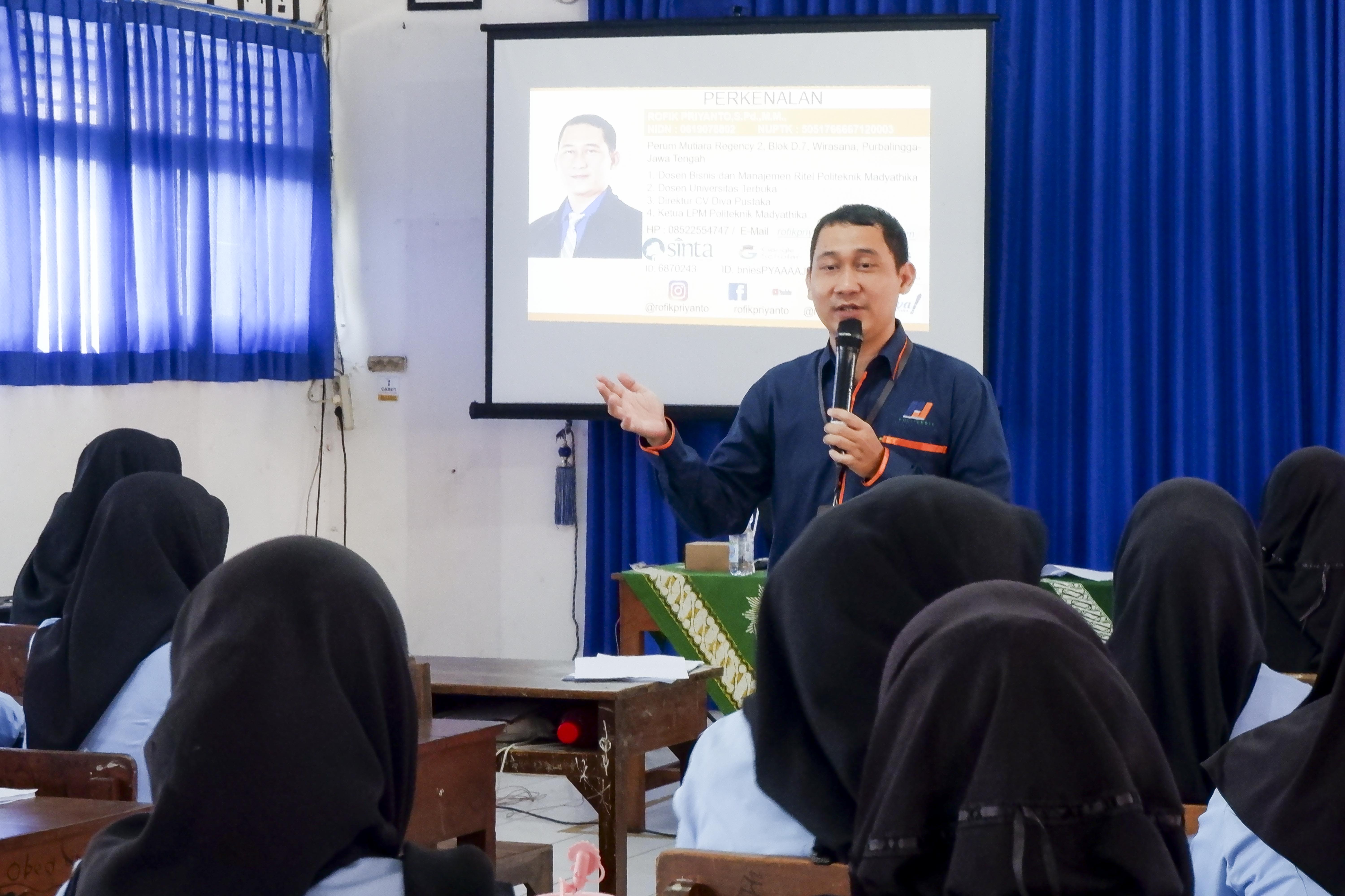 Dosen Bisnis dan Manajemen Ritel Polmathik Menjadi Guru Tamu di SMK Muhammadiyah 1 Purbalingga