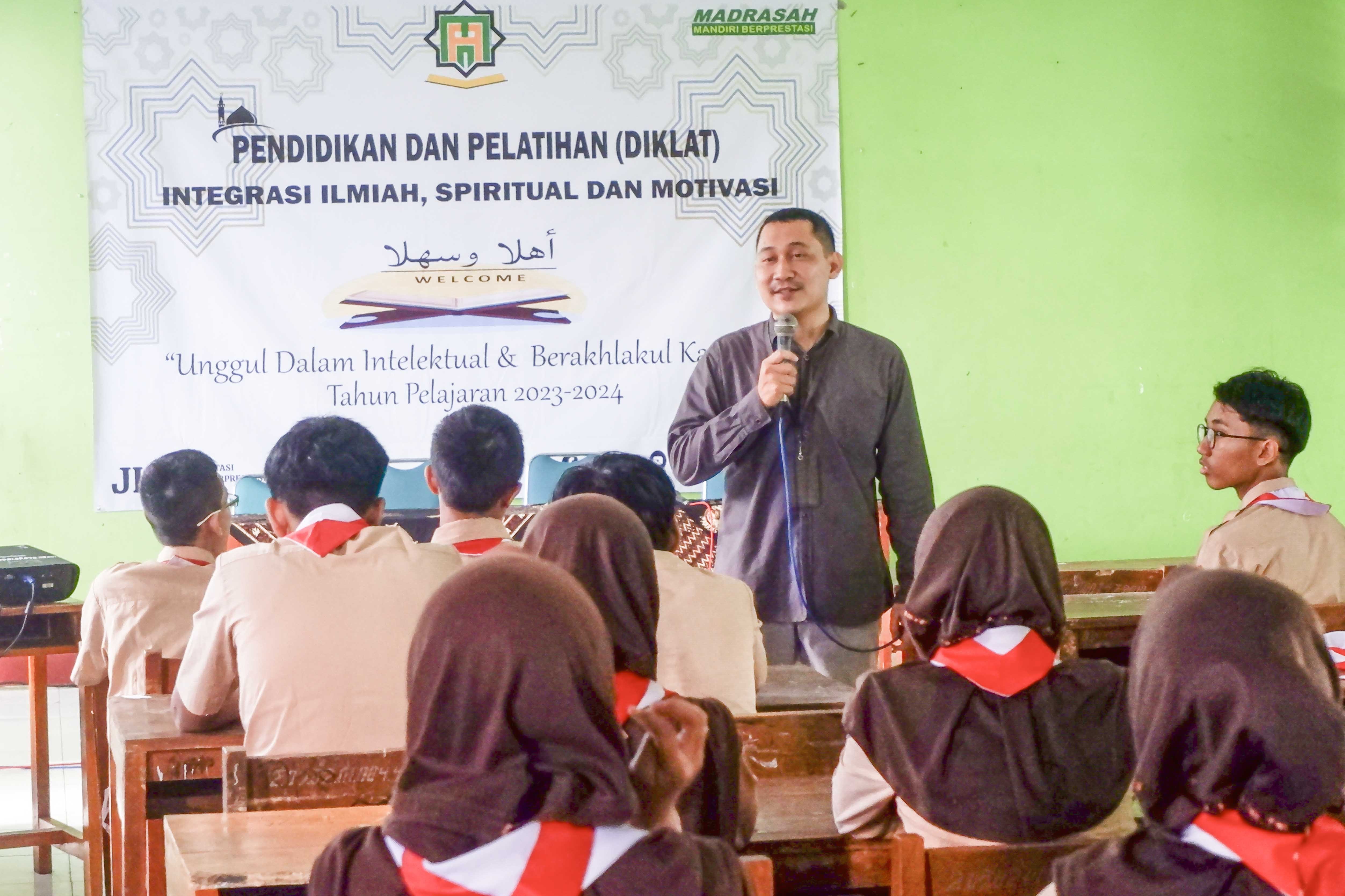 >Dosen Politeknik Madyathika Menjadi Narasumber Dalam Kegiatan Diklat Integrasi Ilmiah di MAN Purbalingga