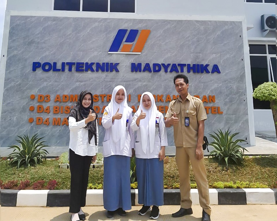 >Politeknik Madyathika Jembatani Siswa PKL SMK Muhammadiyah 1 Purbalingga Mengenal Dunia Kerja